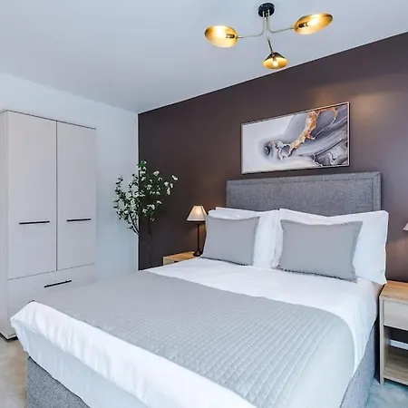 2 Bedroom Centre - Free Parking *