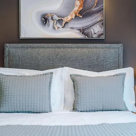 2 Bedroom Centre * リーズ