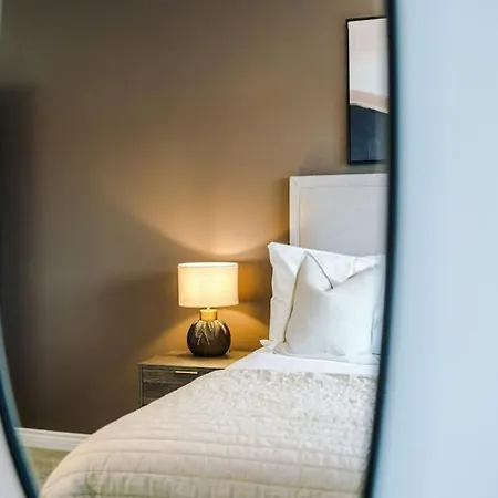 2 Bedroom Centre - Free Parking *