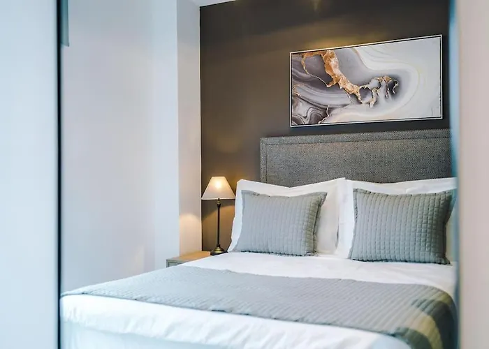 2 Bedroom Centre Apartment *